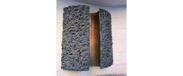 UNA SCULTURA CONTRO OGNI DELIRIO COLLETTIVO