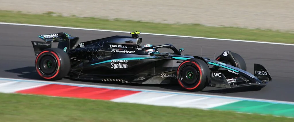 La Mercedes di Andrea Kimi Antonelli sul cordolo tricolore dell'Autodromo di Monza