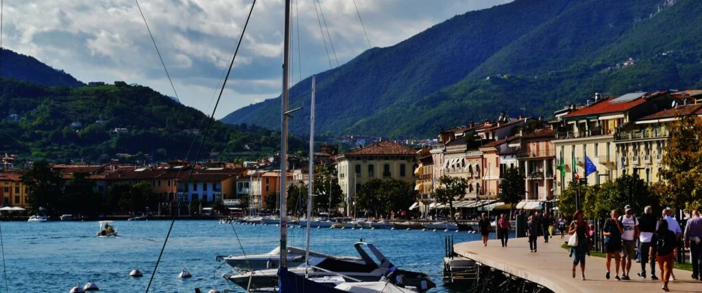 Il lungolago Zanardelli di Salò con le barche ormeggiate, le case affacciate sul Garda e le colline alle spalle